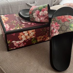 Authentic Gucci slides size 10 comes with box in amazing condition!